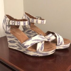 Toms wedges